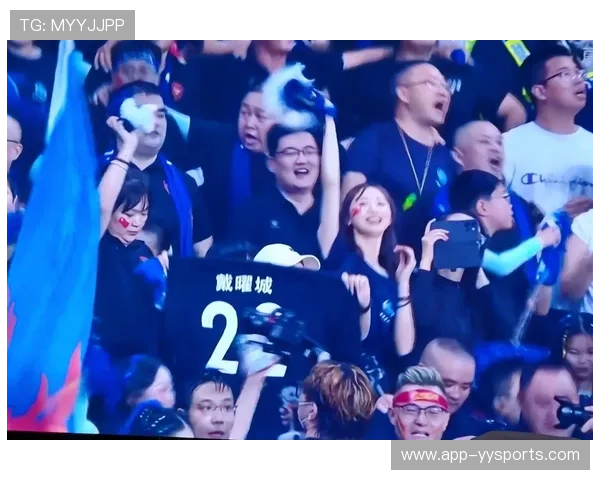 点球大战制胜后，门将与队友相拥庆祝