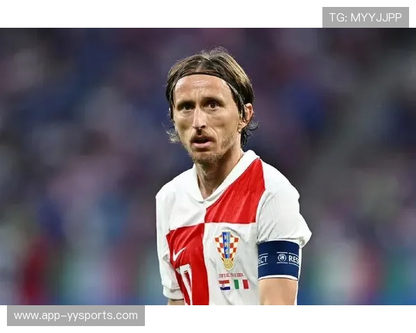 终场哨响，克罗地亚老将莫德里奇跪地掩面